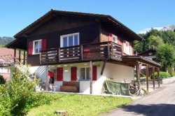 Haus von vorne Sommer